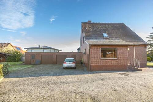 mit 2 Garagen + Lagerräumen - 