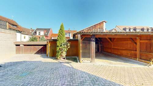 Hofeinfahrt mit Carport und Außenstellplatz - 