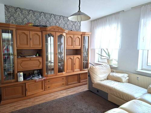 Hilders-Kerngemeinde, große 3-Zimmer-ETW mit Renovierungsbedarf. - Hilders-Kerngemeinde: Große 3-Zimmer-Erdgeschosswohnung. Ideal für Handwerker !!