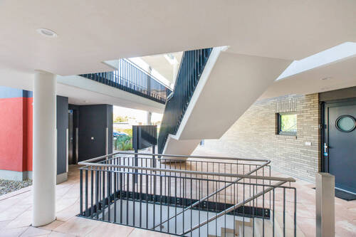 Treppenhaus mit Fahrstuhl - 