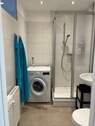 Badezimmer mit Dusche und Waschmaschine - 