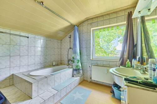 Badezimmer_DG - Mehrfamilienhaus, Wohnhaus mit 220,00 m&sup2; in Wald-Michelbach zum Kaufen