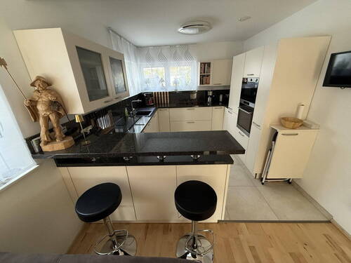 offene Küche mit Tresen - 