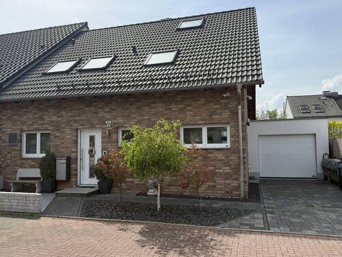 Hausfront; Stellplatz und Gara - neue Doppelhaushälfte Langenfeld Richrath