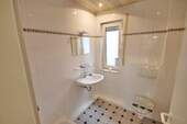 Gäste-WC mit Dusche - 