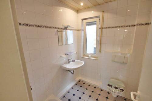 Gäste-WC mit Dusche - 