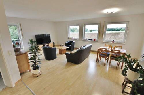 Wohn-/Esszimmer mit Zugang zum Balkon - 3 Zimmer Etagenwohnung in Oerlinghausen
