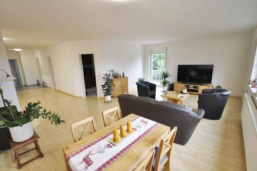 Wohn-/Esszimmer mit Zugang zum Balkon - Etagenwohnung mit 101,70 m² in Oerlinghausen zur Miete