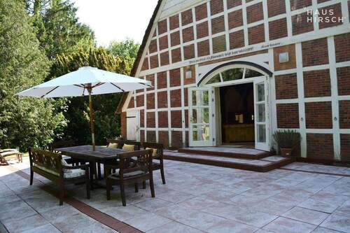 Blick auf das Landhaus mit Terrasse - 