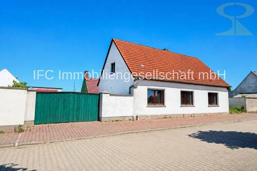 Hausansicht / Straßenseite - Einfamilienhaus mit Nebengelass und großem Potenzial zur individuellen Gestaltung in Coswig (Anhalt) OT Köselitz