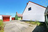 Zufahrt mit Blick auf die Garage - 