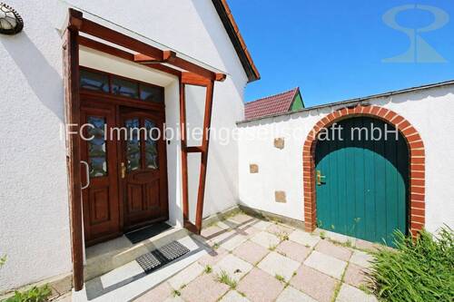 Hauseingang und Zugang zum Grundstück - 4 Zimmer Einfamilienhaus in Coswig (Anhalt)