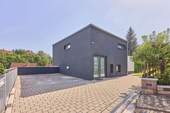 Haupteingang mit Parkplätzen - 