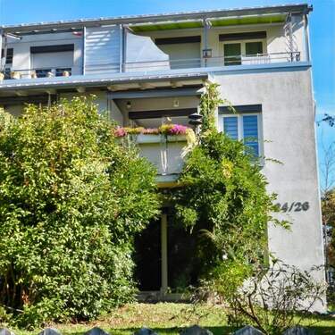 Hausansicht Süd - Zentrumsnahe und ruhig gelegene 3-Zimmer Wohnung in Sindelfingen.