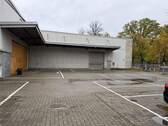 Hof mit Parkplätzen - Halle mit Büro an der Autobahnausfahrt Holzhauser Str.