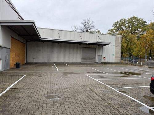 Hof mit Parkplätzen - Halle mit Büro an der Autobahnausfahrt Holzhauser Str.