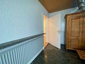 Hausflur. - Etagenwohnung mit 65,00 m&sup2; in Ahorn OT zur Miete