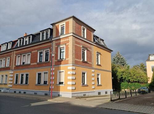 Hausansicht - Dachgeschoss-Wohnung im charmanten Altbau