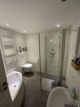 Mit Wanne und Dusche - 