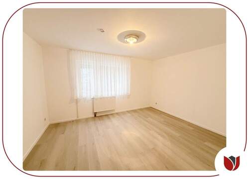 Schlafzimmer: mit neuem Fußbodenbelag in Holzoptik - 