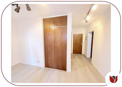 Geräumig: Diele mit neuem Fußbodenbelag und Einbau - 