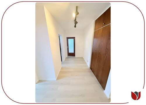 Geräumig: Diele mit neuem Fußbodenbelag und Einbau - 