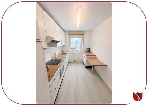 Küche mit neuem Bodenbelag - hell und wohnlich - 