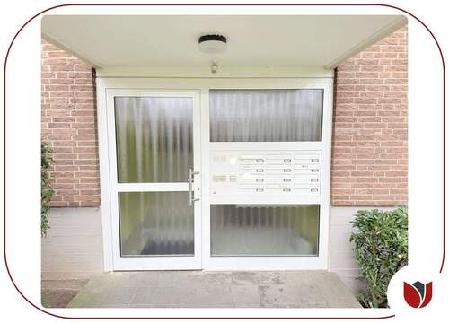 Gepflegt: Eingangsbereich mit erneuerter Haustür-A - 