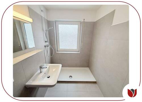 Saniert: Duschbad mit WC, Fenster, Handtuchheizung - 