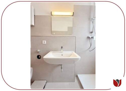 Saniert: Modernes Duschbad mit Fenster, WC - 