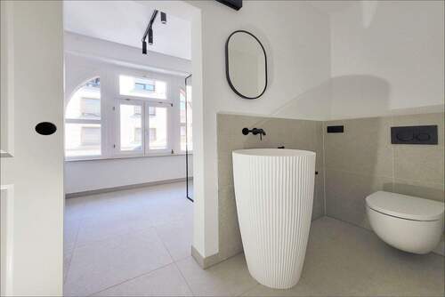 WC-Bereich (abtrennbar durch eine Schiebetür) - 