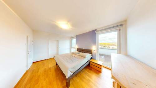 Schlafzimmer mit Zugang zum Ankleidezimmer und Badezimmer - 