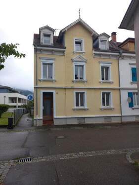 Straßenseite - RESERVIERT: Charmant und zentral mit Blick über die Schrebergärten Kanderns