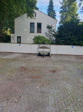 Außenansicht Parkplätze - 