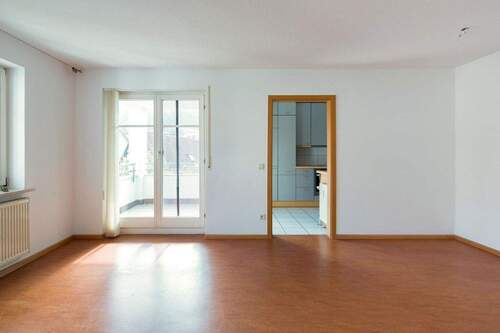 Wohnzimmer mit Blick zur Küche - 