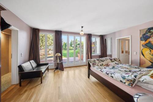 Aufwachen mit Blick ins Grüne - das Master-Schlafzimmer mit direktem Gartenzugang, Bad en Suite und Einbau-Sauna. - 