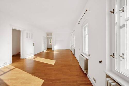 Das weitläufige Wohnimmer der Dachwohnung bietet Platz und Privatsphäre. - 