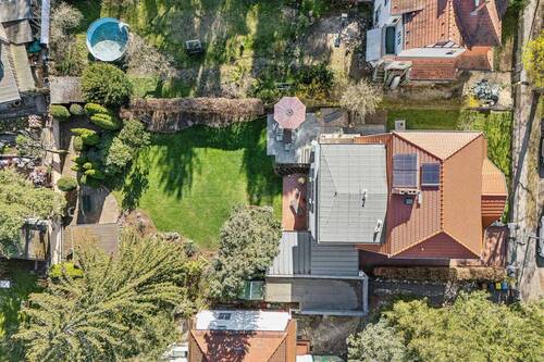 Das 2022 neu gedeckte und gedämmte Dach und die Solarthermie... - 