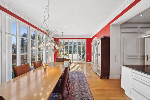 Der großzügige Essbereich verbindet die Küche mit dem Wohnzimmer. - 