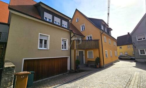 Zufahrt Garage - Hauseingang - 1 Zimmer Mehrfamilienhaus, Wohnhaus in Feuchtwangen
