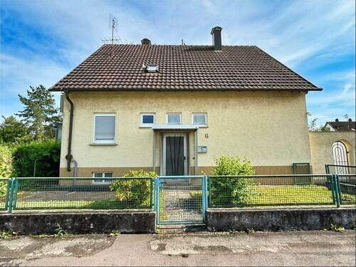 Hausansicht - Ihr neues Zuhause in Magstadt - Zweifamilienhaus mit Potenzial!