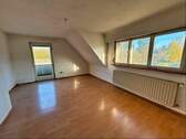 Wohnzimmer mit Balkon im DG - 