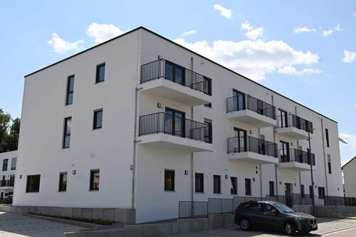 Außenansicht und Stellplätze - 