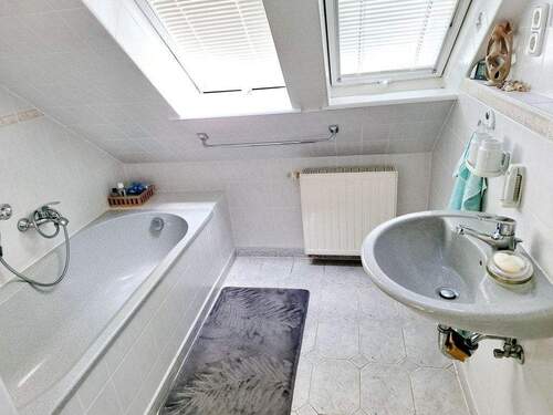 DG: Bad mit Wanne und WC - 