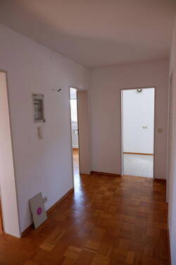 Gang links - 3 Zimmer Etagenwohnung in Heidenheim