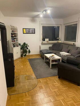 Wohnzimmer mit Kamin - 3 Zimmer Etagenwohnung in Wildeck-Hönebach