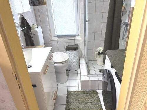 Bad mit Dusche - 