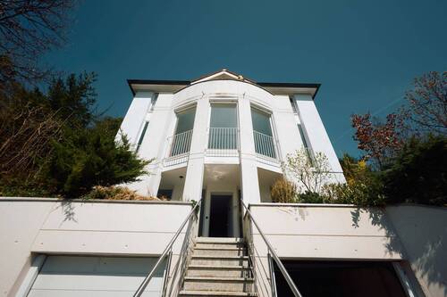 Objektansicht von Straße mit Treppe zum Eingang - 