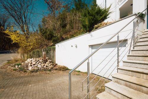 Detailansicht Treppe und Garage sowie Hoffläche vor der Garage - 