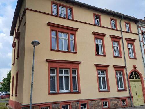 Hausansicht - Geräumige 3-Raum-Wohnung in Groitzsch